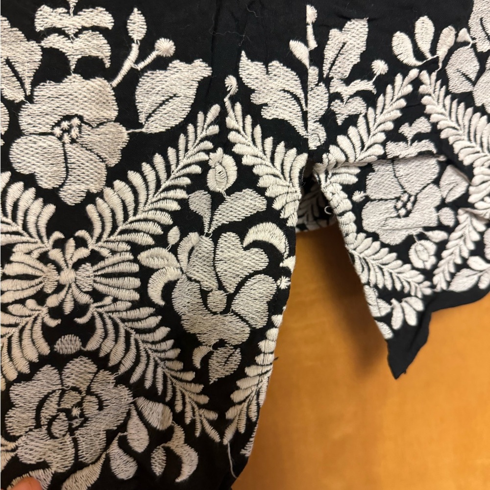 RENNE C Black top with embroidered white flowers. Size L - Picture 4 of 6